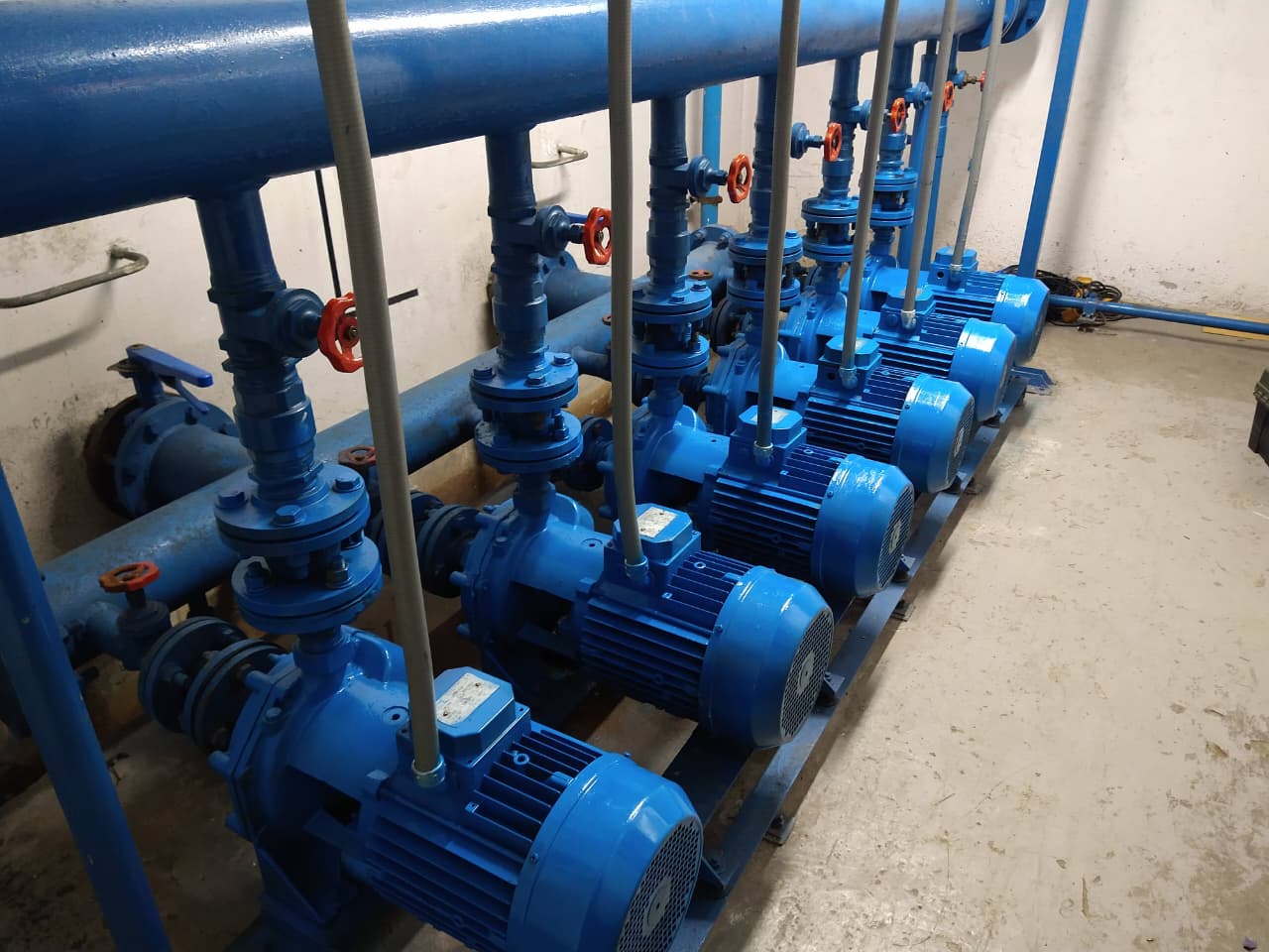 Sala de bombas con instalaciones eléctricas